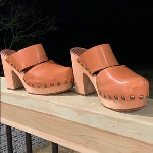 UGG wood leather clogs Made In Italy